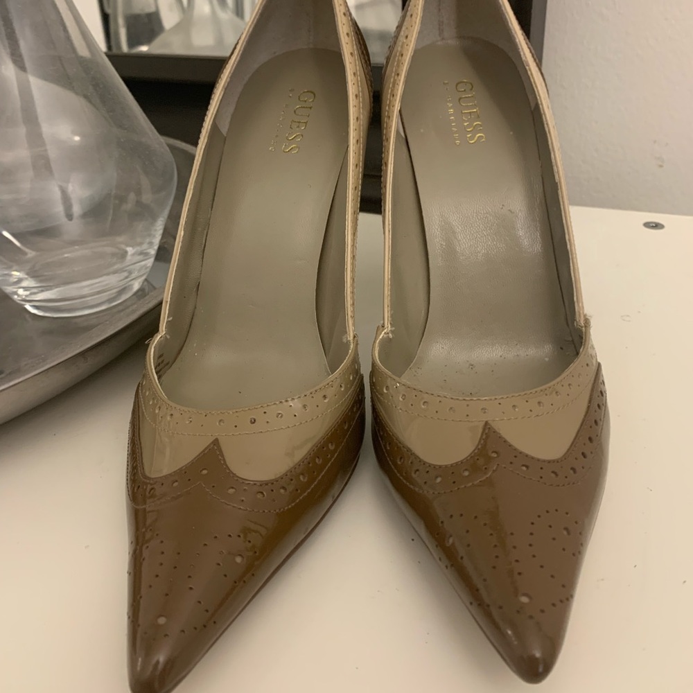 Gorgeous like new 8.5 Guess patent leather two tone cream and brown heals!